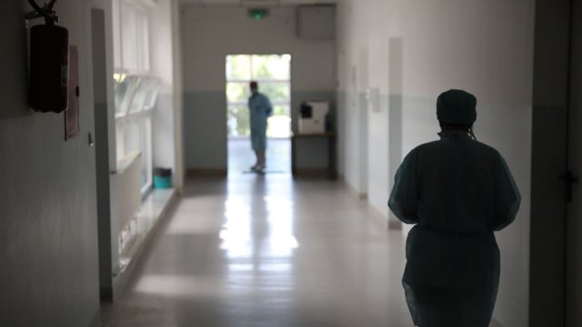 Pandemia e COVID/ Burrat kosovarë kërkojnë ndihmë psikologjike më shumë se gratë