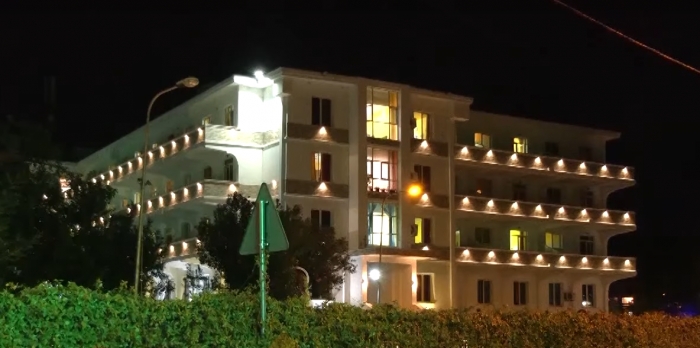 I afërmi i pacientit që u hodh nga kati i katërt i spitalit: E lanë vetëm në dhomë se shfaqi shenja agresiviteti