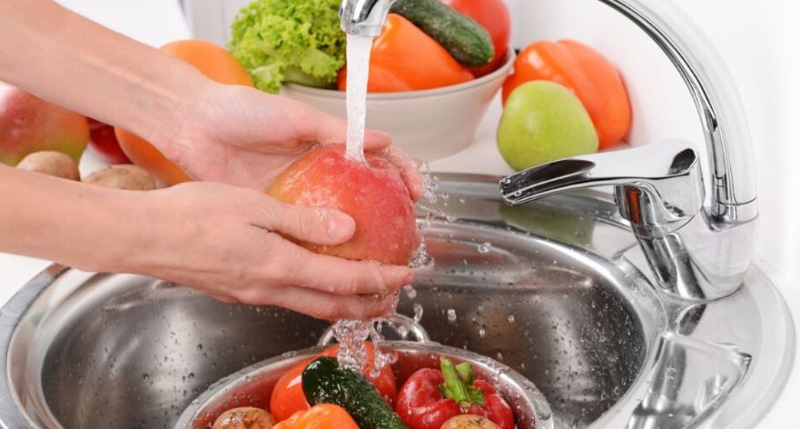 Deri tani keni gabuar, mësoni si të lani perimet dhe frutat