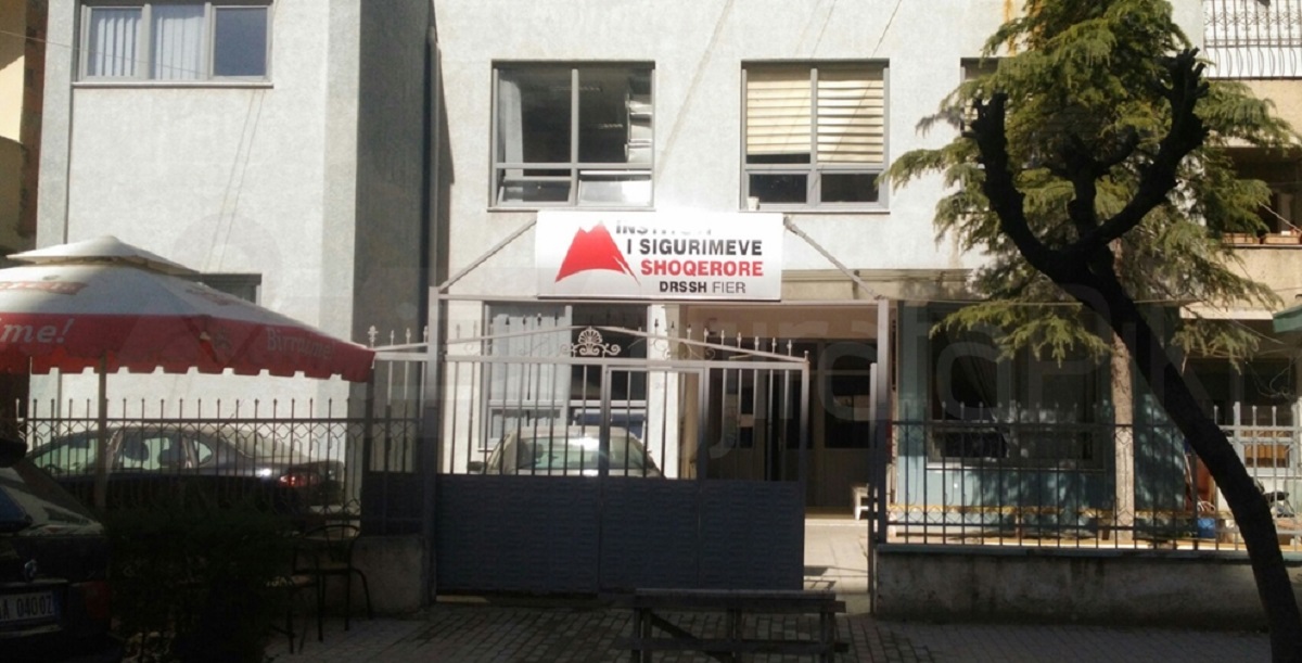 Bie zjarr në zyrën e Sigurimeve Shoqërore