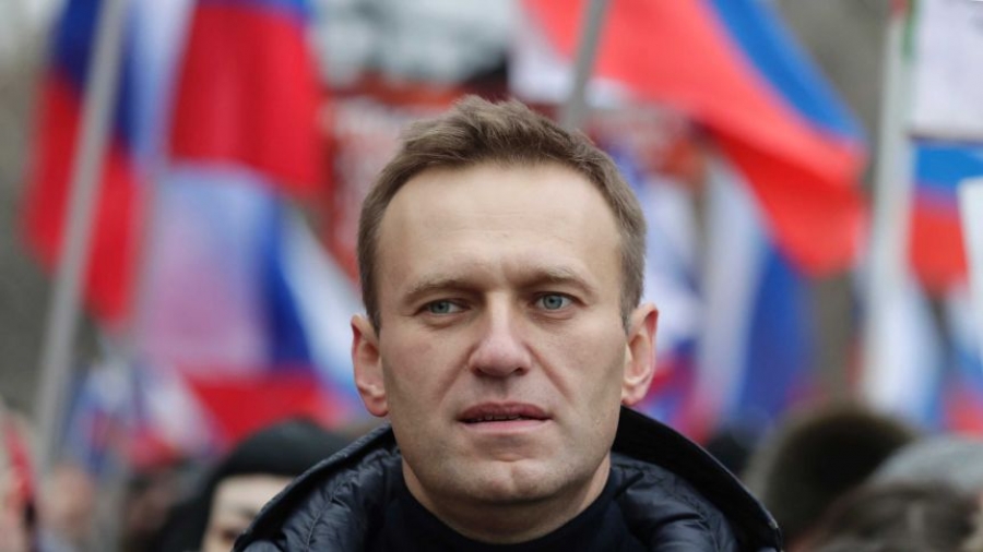 Navalny del nga koma, reagon dhe merr frymë pa aparatura