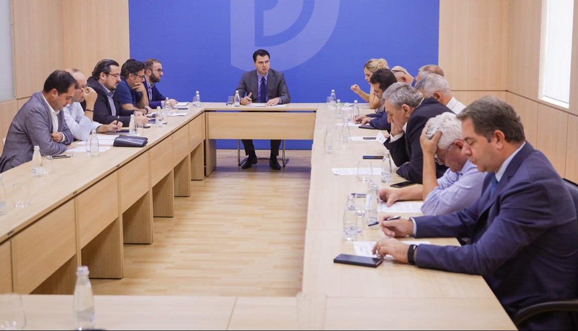 Mbledhja urgjente, Basha thërret aleatët në selinë blu