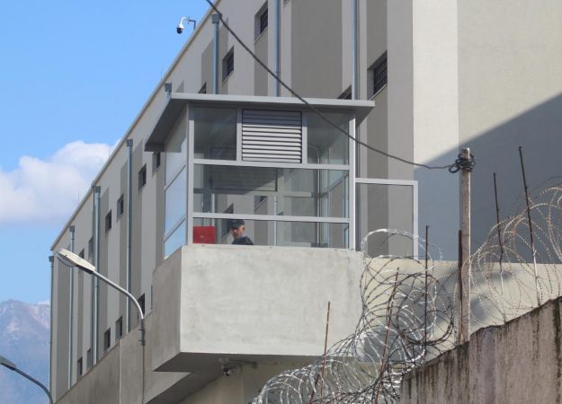 Arrestohet stomatologu i burgut 313 në Tiranë, ishte kthyer në shpërndarës droge për të dënuarit