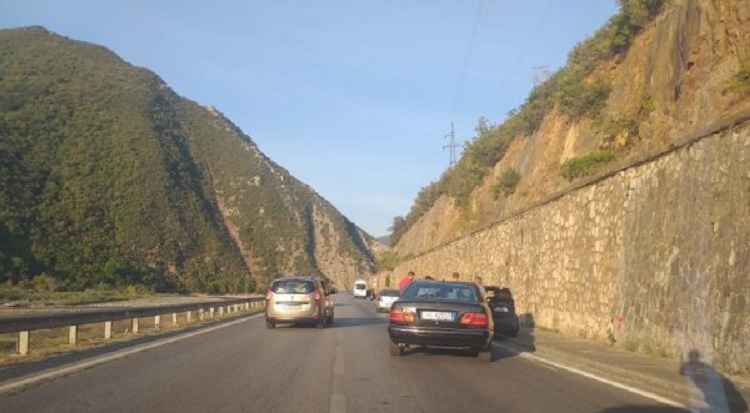 Tre makina përfshihen në një aksident në Elbasan, ka dhe të lënduar