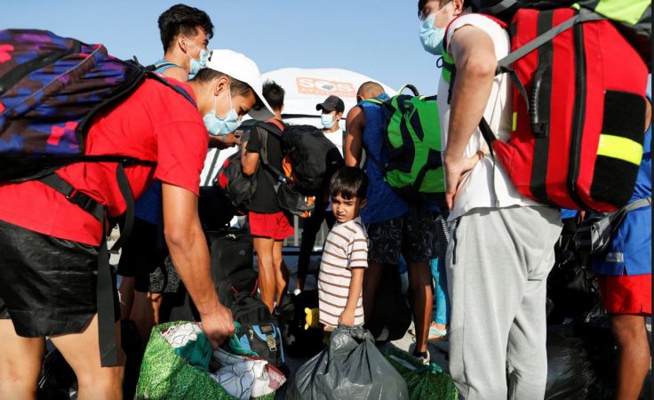 Zjarri në Lesbos/ Afro 9 000 emigrantë lëvizin nga kampi që u shkatërrua nga flakët