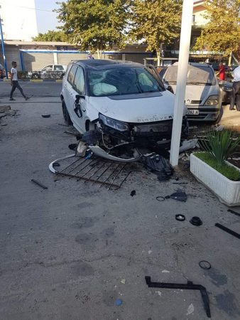 Makina përplaset me shtyllën në Kamëz, plagoset shoferi