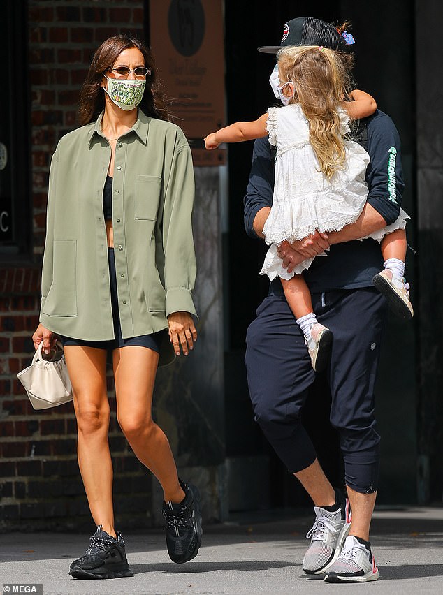 Pas ndarjes, Bradley Cooper dhe Irina Shayk shëtisin së bashku vajzën