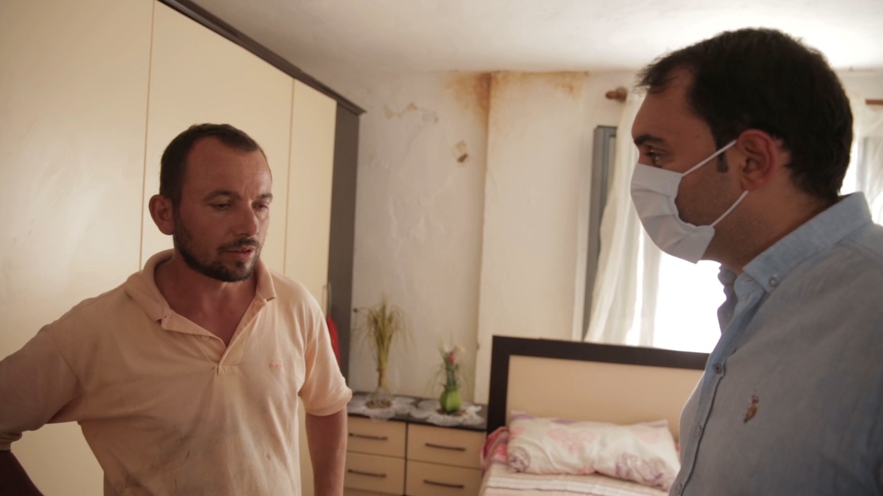 Denoncimi i kryefamiljarit: Po jetoj në shtëpinë e rrënuar nga tërmeti se nuk mundja më