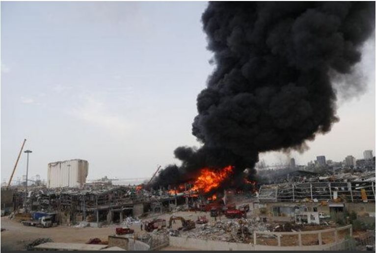 Zjarri i madh përfshin portin e Bejrutit në Liban