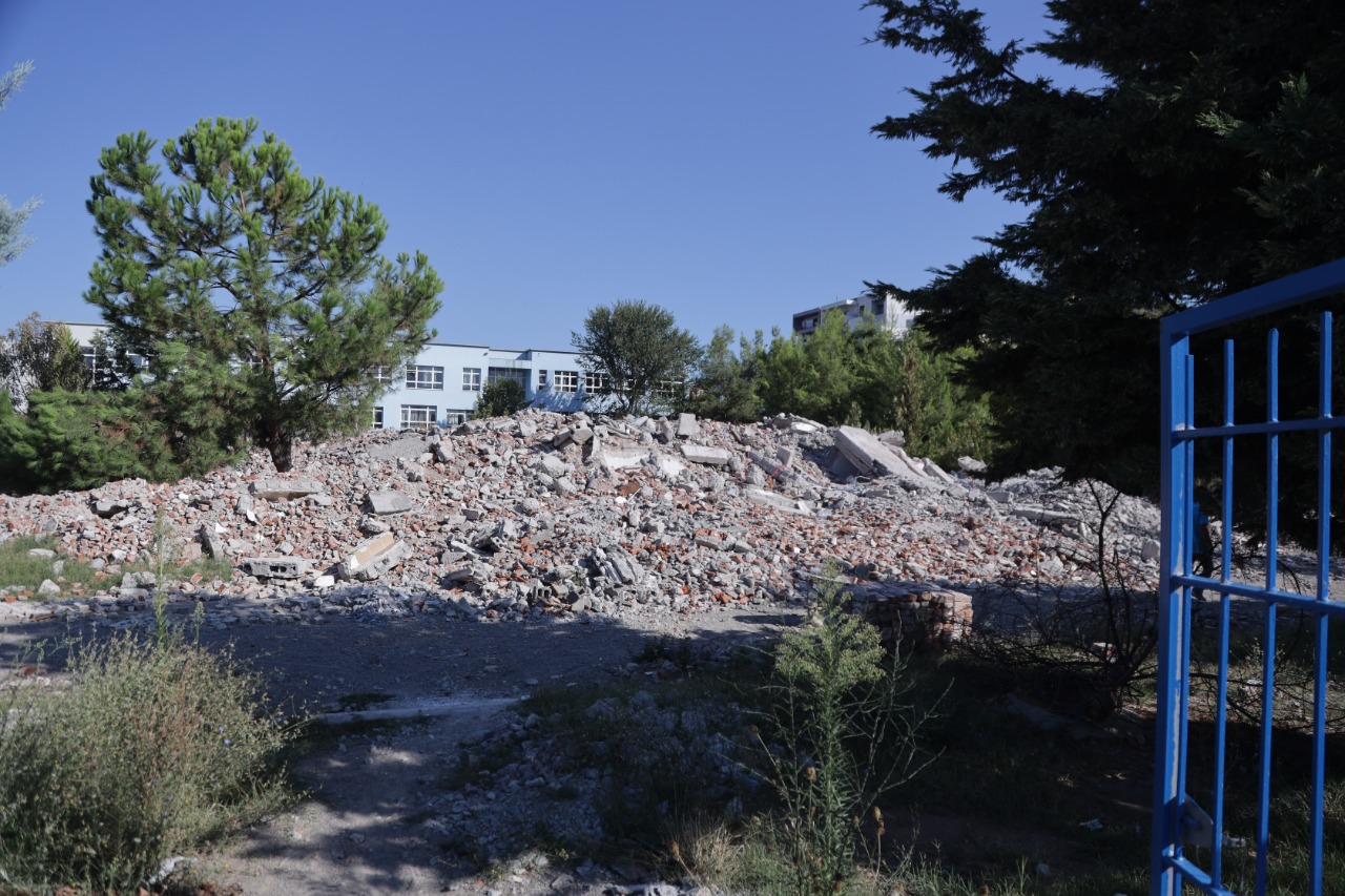 Denoncimi i PD-së: Shkolla 9-vjeçare u prish si e dëmtuar nga tërmeti, por fëmijët bënë mësim deri më 9 mars