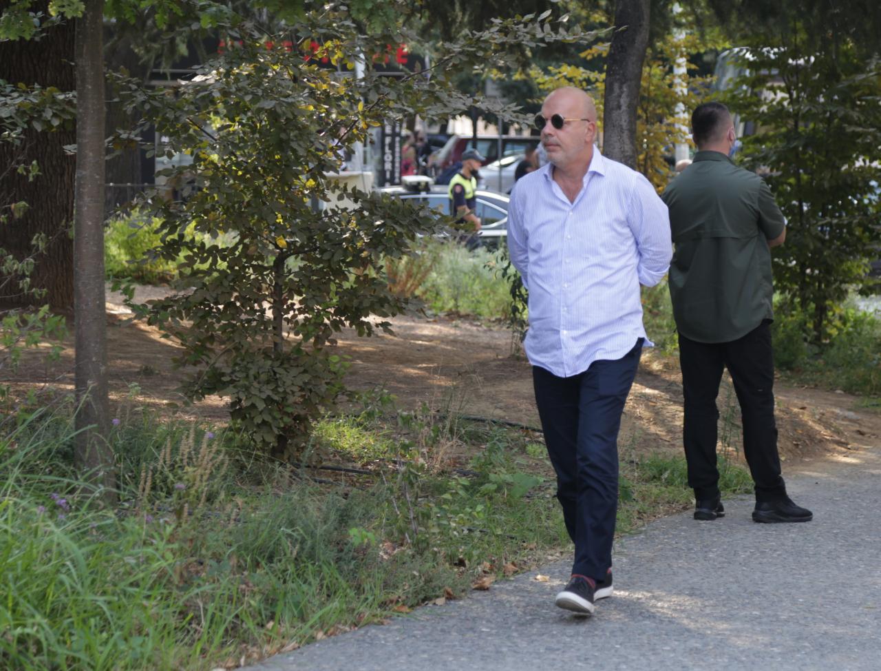 Adrian Çela shfaqet sportiv në mbledhjen me Ramën dhe drejtuesit politikë, i kopjon kryeministrit modelin e syzeve (FOTO)