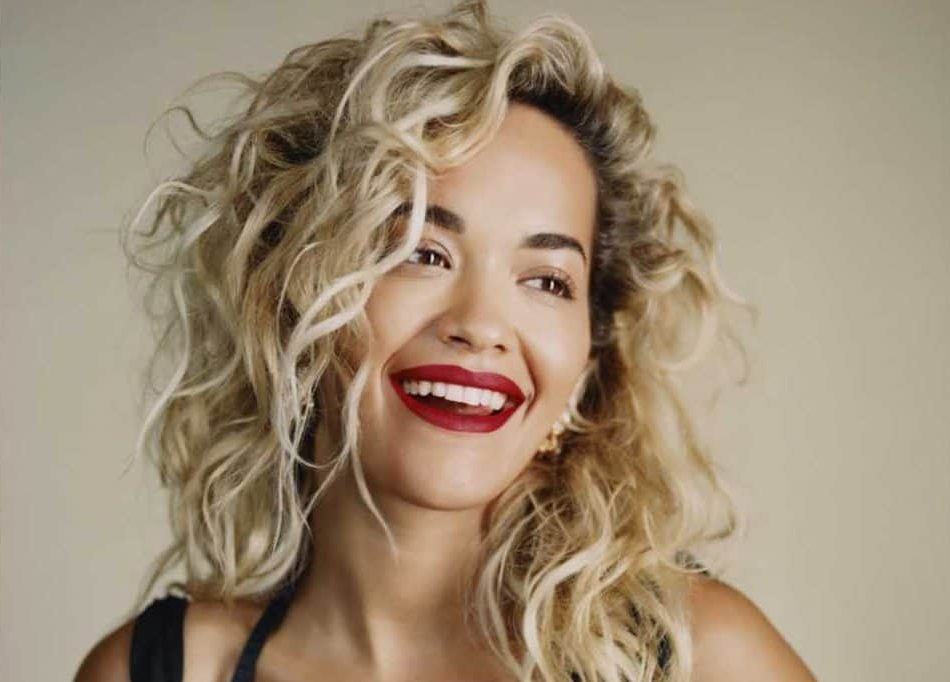 Rita Ora shpërndan foton me motive kombëtare me shqiponjën që mban dy flamujt