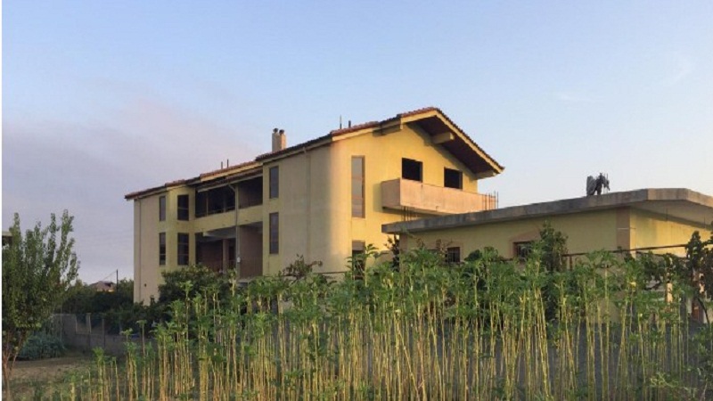 Tentoi të vriste veten tek oborri i vjehrrit, arrestohet Elton Meta