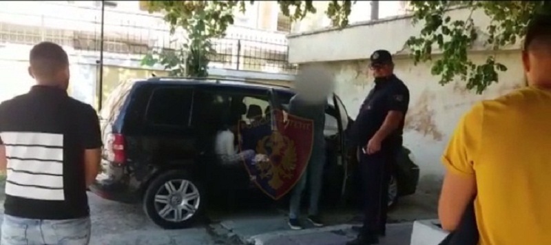 Transportonin 20 emigrantë të paligjshëm, prangoset 46-vjeçari, në kërkim 2 durrsakët
