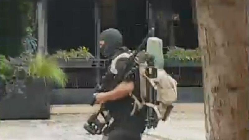 RENEA mbërrin me snajper, 71-vjeçari vijon të qëllojë me kallash