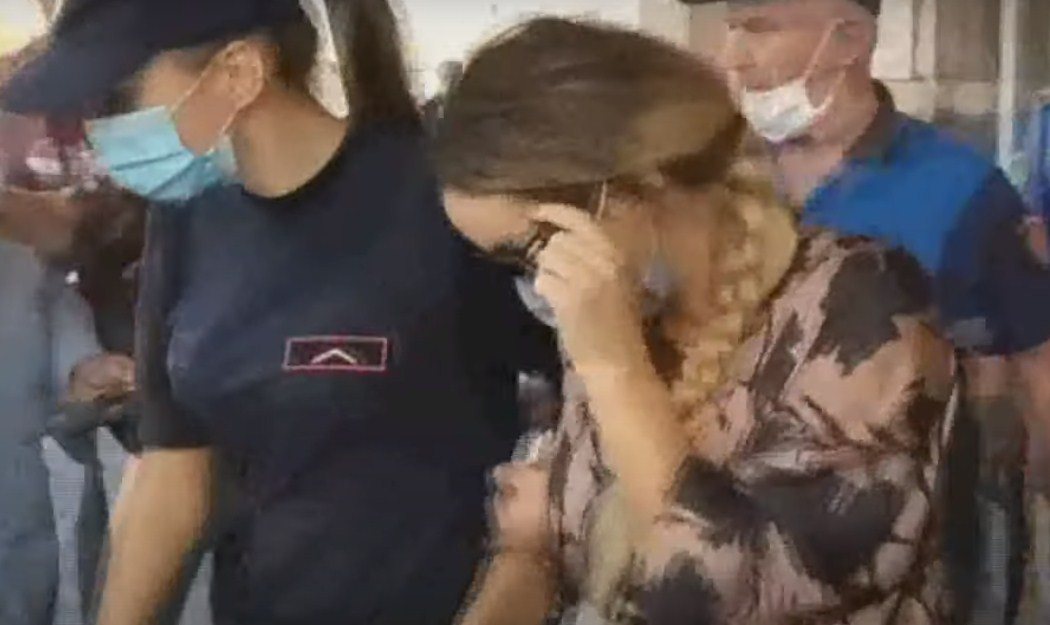 Kokë ulur dhe me syze të errëta, momenti kur këngëtarja Fjolla Morina paraqitet në gjykatë