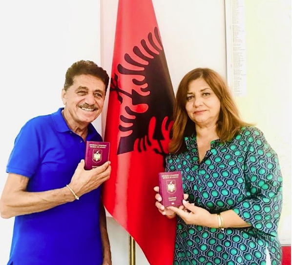 Sabri Fejzullahu dhe bashkëshortja e tij marrin nënshtetësinë shqiptare