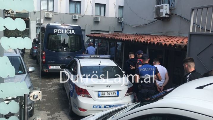 VIDEO/ Me pranga në duar, dalin para gjykatës së Durrësit të rinjtë e arrestuar për vrasjen në Plazh