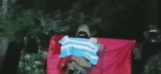 Digjet flamuri grek në Ksamil nga persona të armatosur, të maskuar dhe me veshje ushtarake (VIDEO)