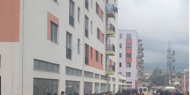 Një person tenton të hidhet nga pallati përballë banesave sociale