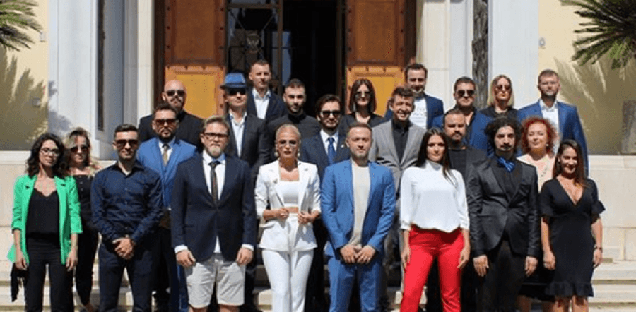 Aktorja largohet nga Klanifornia, u drejton një mesazh fansave