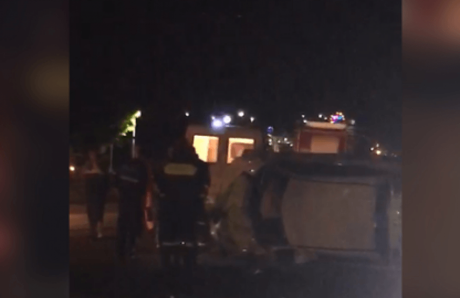 Automjeti merr para shtyllën e ndriçimit dhe përmbyset në rrugë