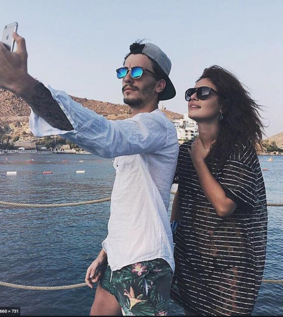 Këngëtari shqiptar tregon si i propozoi aktores turke