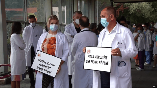 VOA: Peticionet e mjekëve u shpërfillën, pagat e tyre, më të ulëtat në rajon