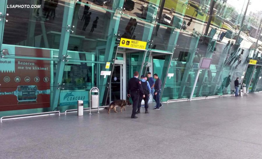 Falsifikim pasaportash dhe kalim i paligjshëm, arrestohen 2 të rinj në Rinas