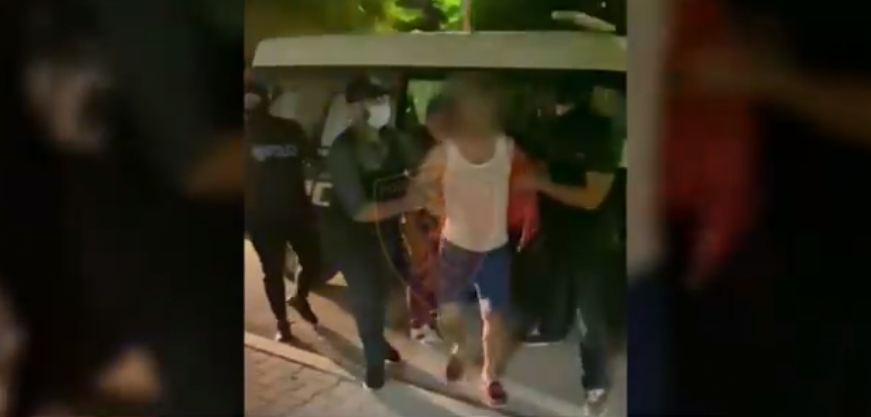 Goditi brutalisht me grushte e thikë fqinjin dhe nipin, policia arreston kavajasin 45-vjeçar (VIDEO)