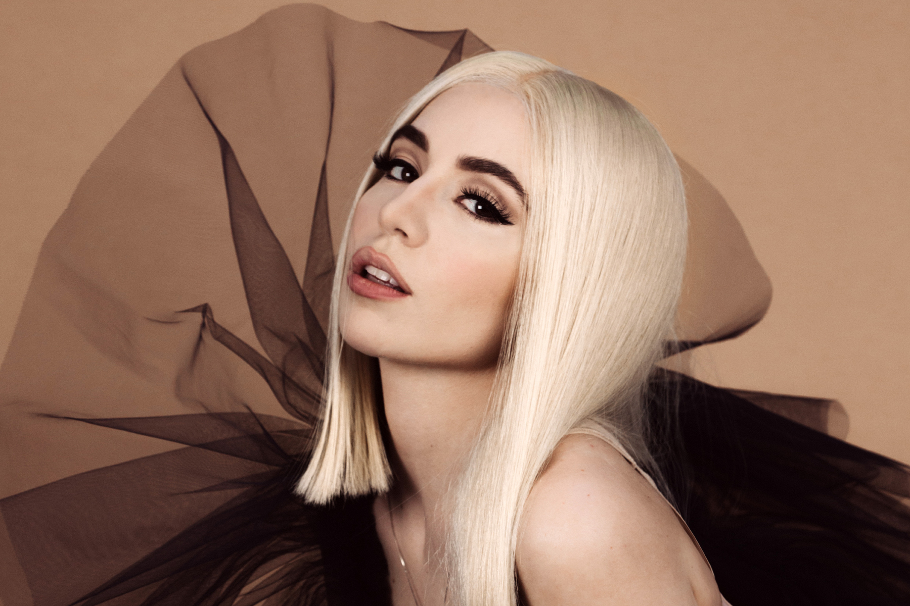 Ava Max humb gjyshin, dedikim prekës për aktorin shqiptar