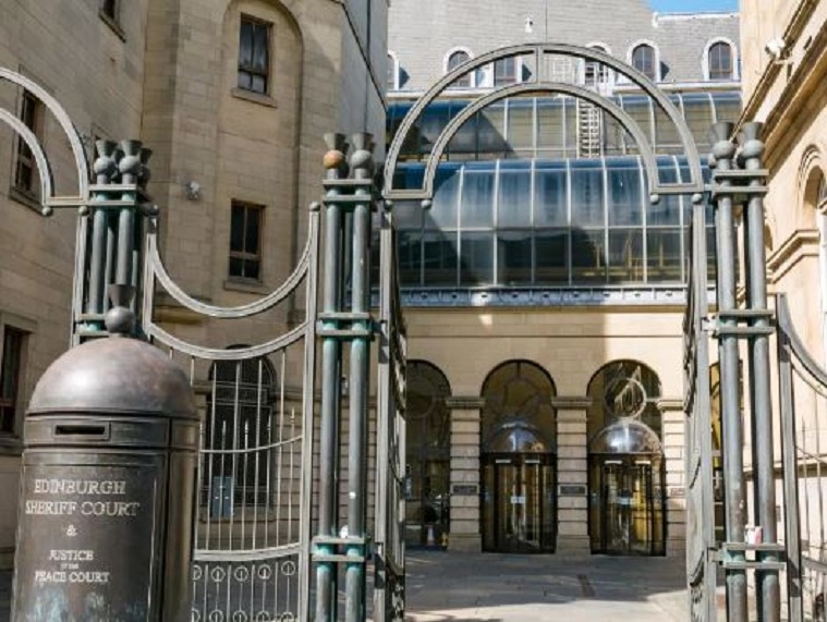 Donte të shkonte me pushime në Itali, babai lë djalin 11-vjeçar me një të panjohur për 5 ditë