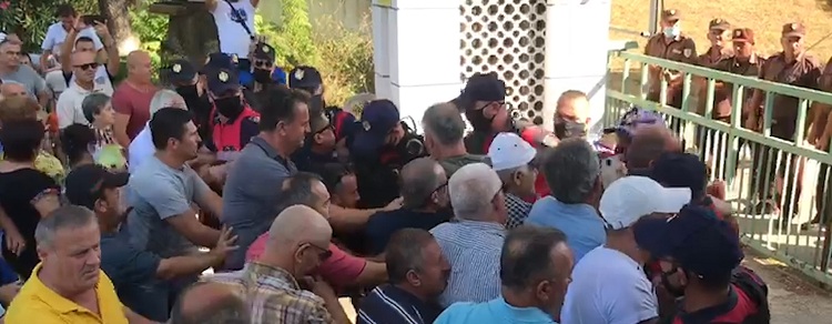 Përplasje dhe spray në Ballsh, mbyllet pas 4 orësh protesta e naftëtarëve, rikthehen nesër