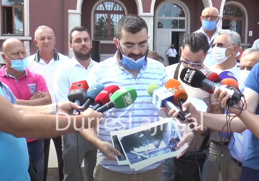 VIDEO/ Pallati u klasifikua DS4, banorët në Durrës protestojnë para bashkisë: Ende nuk e dimë nëse do shembet apo rikonstruktohet
