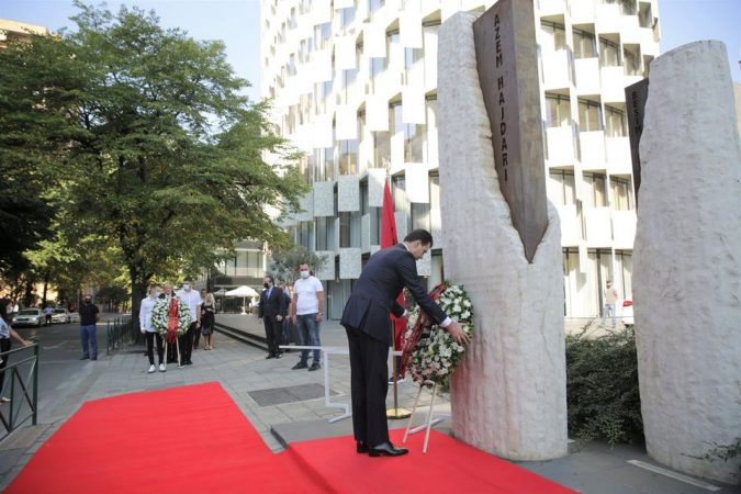 Basha homazhe në memorialin e Azem Hajdarit