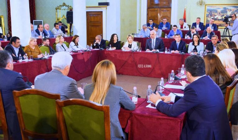 PS mbledh grupin parlamentar, diskutime nga ndryshimet kushtetuese te data e asamblesë