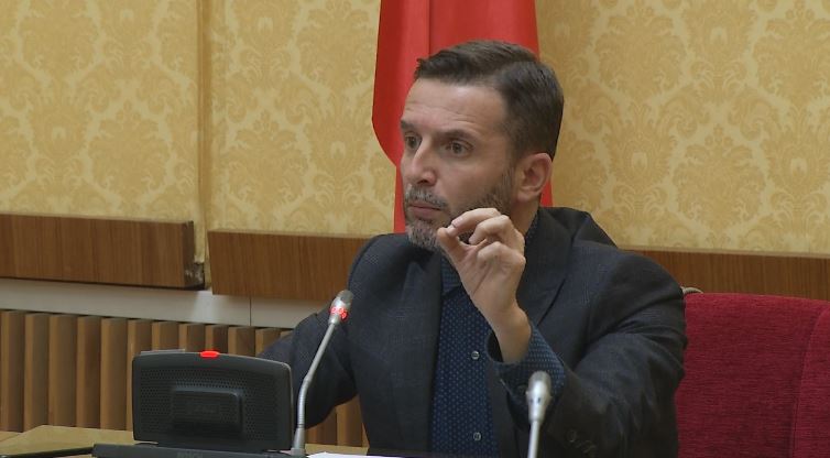 Braçe ironizon Bashën: Berisha i denjë të kandidojë në Gërdec ose Bulevard