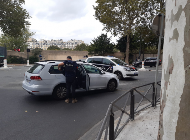 Alarmi për bombë në kullën Eiffel, gazetari dëshmitar: Një burrë bërtiti “Allahu Ekber”, kërcënoi se do të shpërthente gjithçka