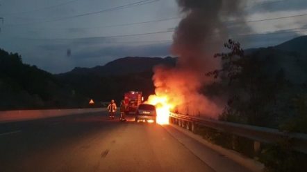 Makina përfshihet nga flakët, shkrumbohet plotësisht