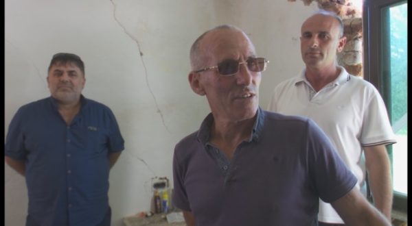 Banorët e dëmtuar nga tërmeti në Rrushkull të Durrësit: Jemi zhytur në borxhe për të paguar qiranë