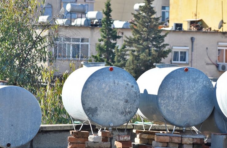 Zhurmë e madhe mbi tarracën e një pallati, çfarë ndodhi në lagjen 17 të Durrësit