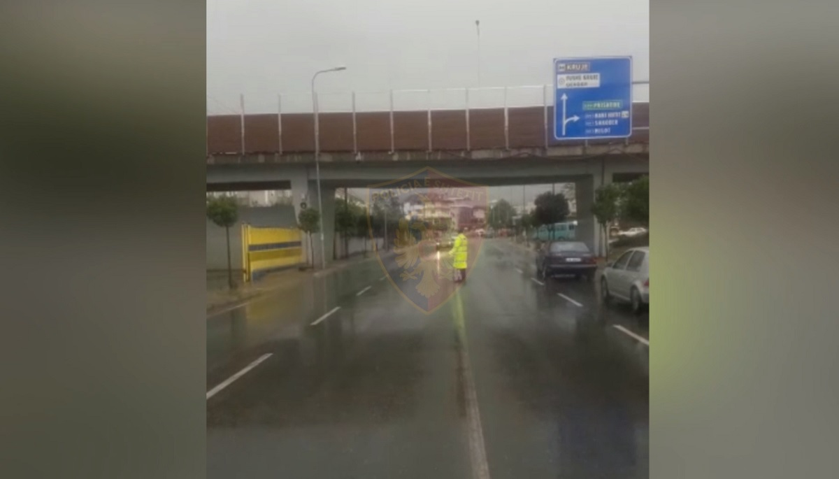 Moti i keq, Policia Rrugore apelon drejtuesit e mjeteve për kujdes (VIDEO)