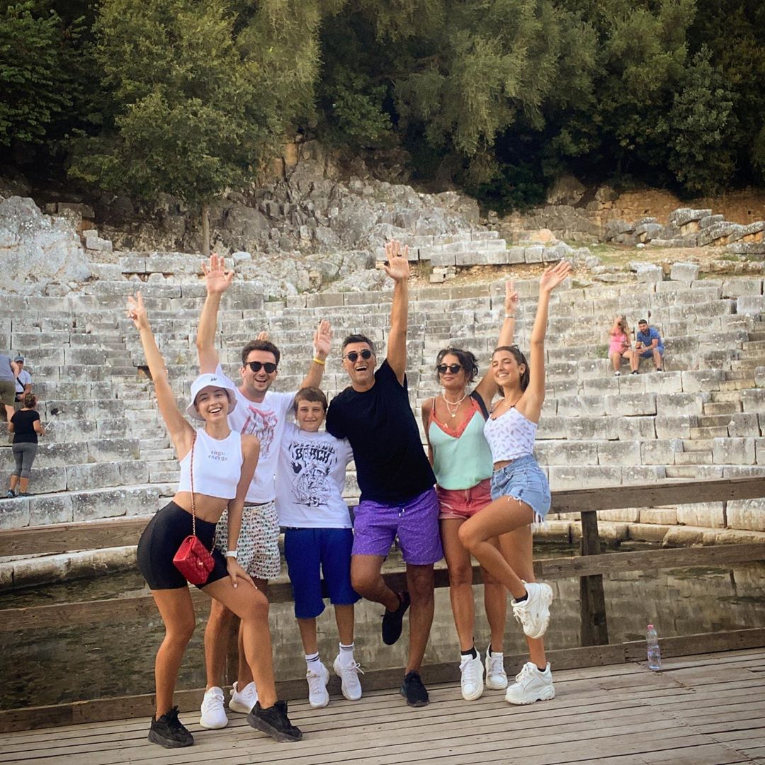 Familja e Dua Lipës vazhdon pushimet në Shqipëri, vizitojnë Kalanë e Butrintit