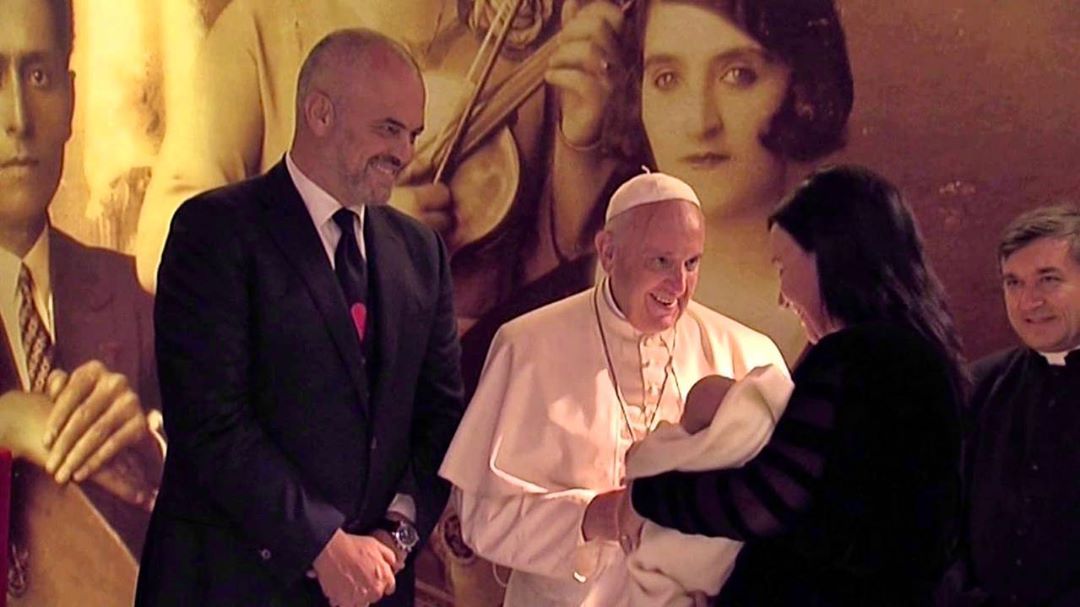 “Erdha për t’iu inkurajuar që të rritet shpresa mes jush”, Rama kujton vizitën e Papa Françeskut në Shqipëri
