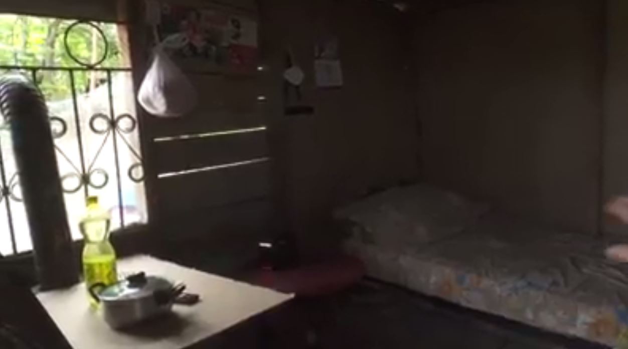 Iu shkatërrua banesa prej tërmetit, tani jeton në barake: Dërrasat m’i falën fqinjët (VIDEO)