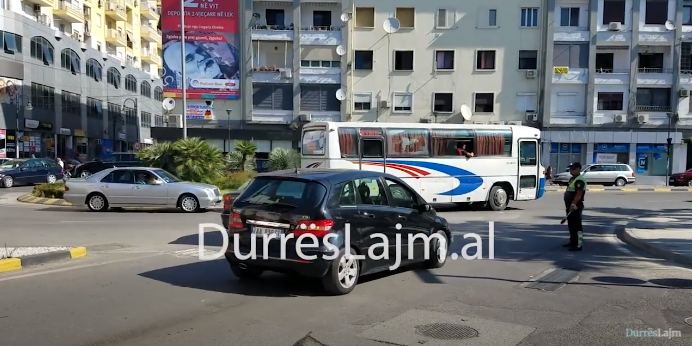 Aksident në Durrës, autoboti përplas makinën në rrethrrotullim