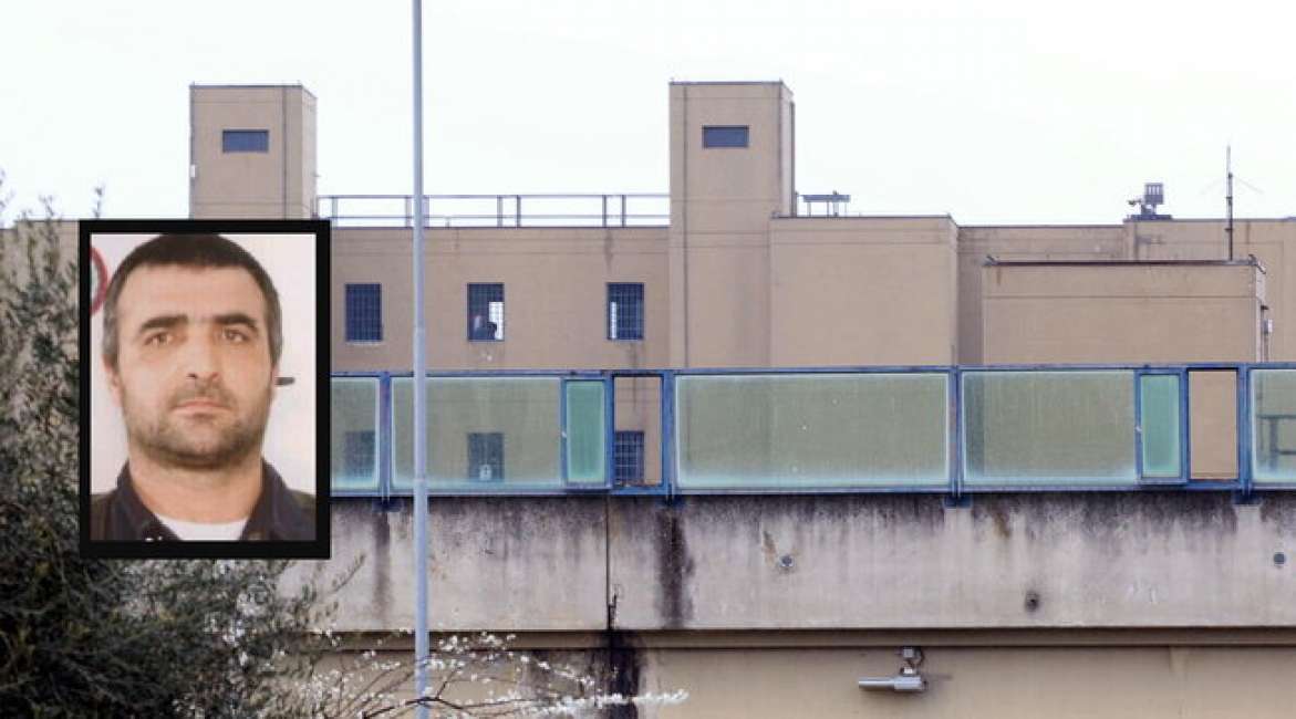 E pazakontë/ Bosi mafioz i këput me një të kafshuar gishtin policit të burgut dhe e gëlltit