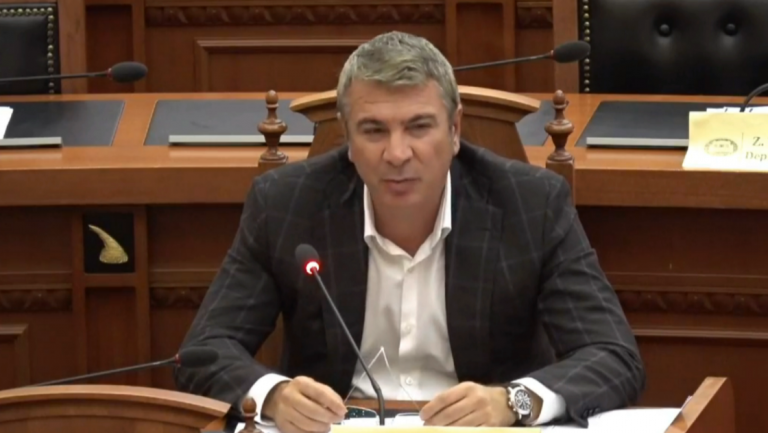 “Ndodhi një tërmet politik”, të qeshura e reagime në sallën e parlamentit pas fjalës së mbajtur nga Damian Gjiknuri