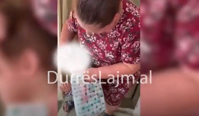 Fëmija dhunohet në çerdhe në Durrës, flet gjyshja: Kishte shenja në fyt, fytyrë e shpinë (VIDEO)