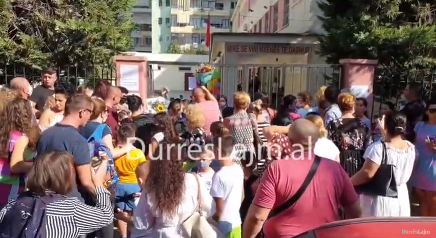 Grumbullime masive para shkollave, si nisi sot viti i ri mësimor në Durrës (VIDEO)